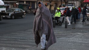 Persona caminando en la Ciudad de México.