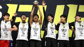 Jóvenes basquetbolistas del equipo Academia Halcones, participantes y campeones de la Copa Fuerza Regia.