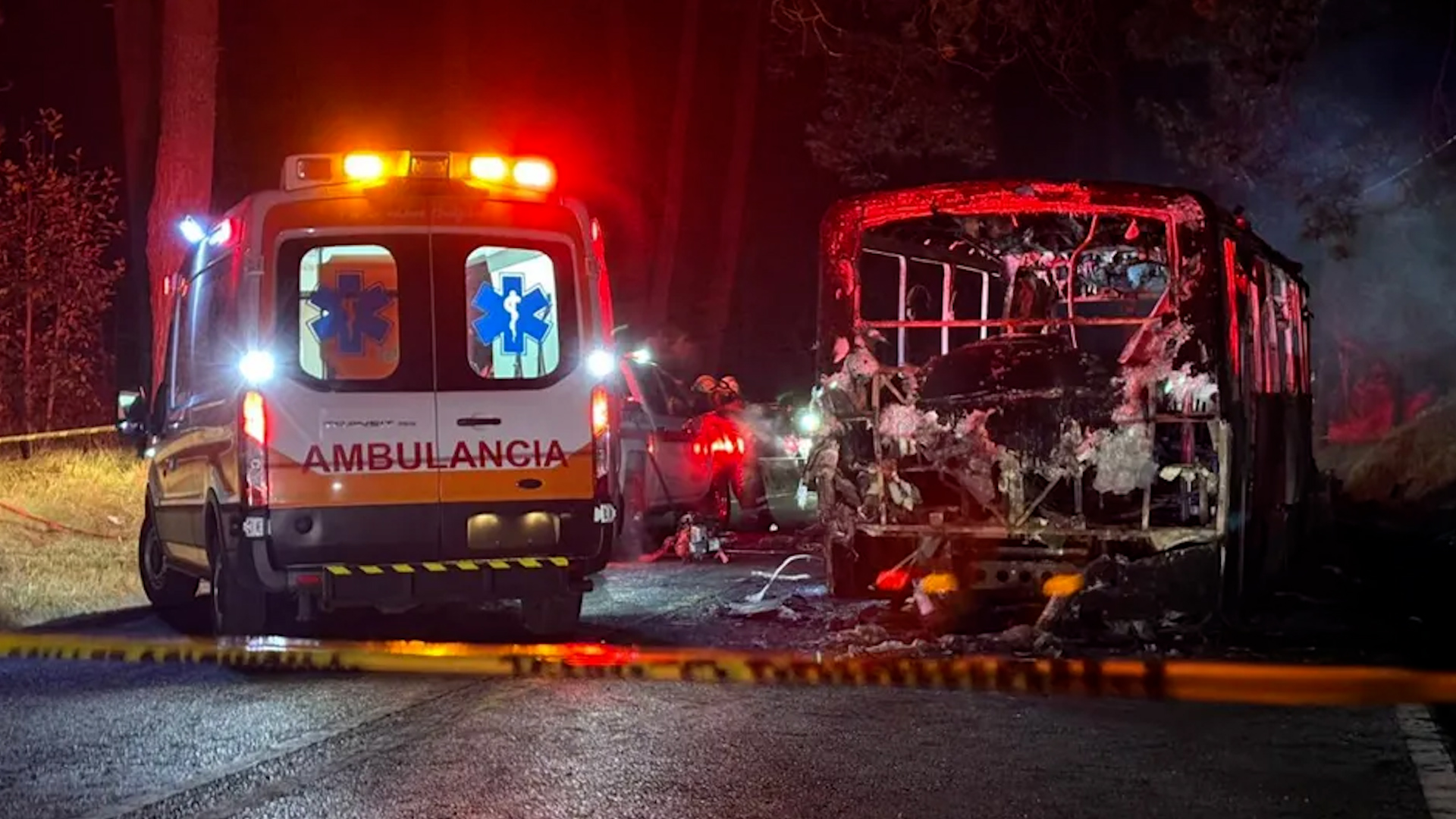 El incidente involucró a un automóvil y un camión de pasajeros. Autoridades hallaron cuerpos calcinados.