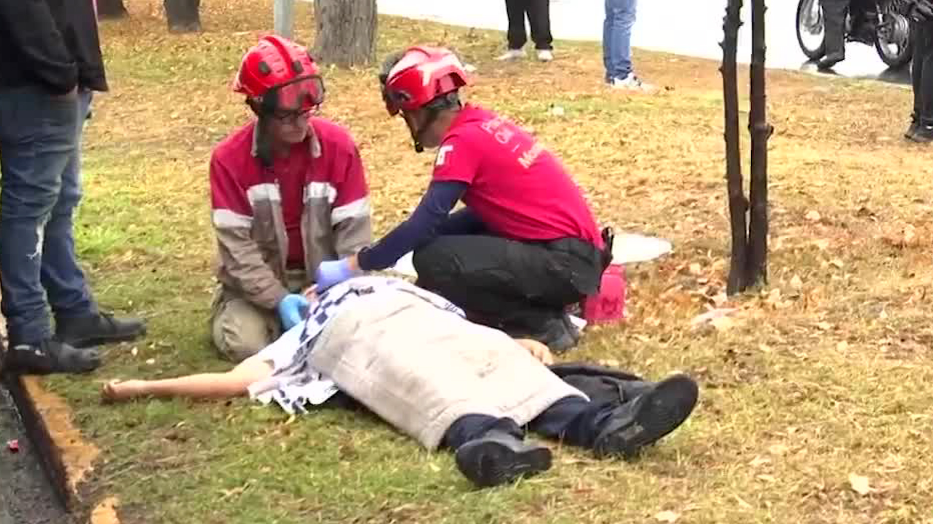 Las lluvias en la ciudad provocaron que el conductor de uno de los vehículos perdiera el control del mismo.