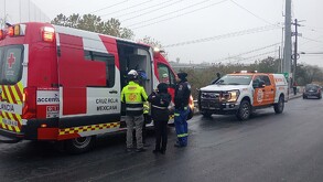 Movilización de rescatistas en río Santa Catarina.