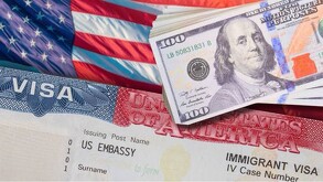 Visa americana al lado de un fajo de dólares estadunidenses con una bandera de Estados Unidos de fondo