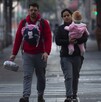 Familia caminando en calles de la Ciudad de México.