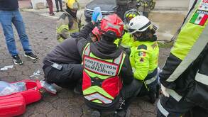 Paramédicos atendiendo a hombre lesionado en Monterrey