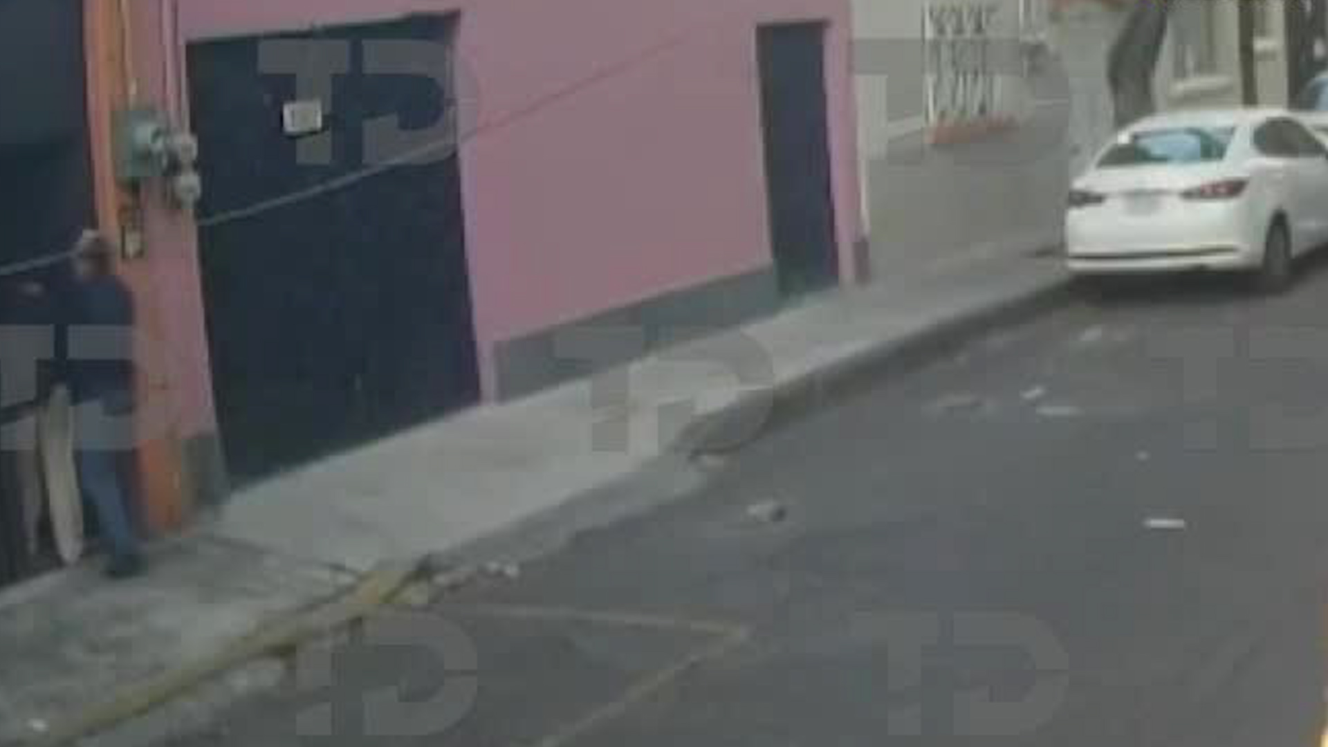 Un grupo de sujetos intentaron ingresar a una empresa pero una de las víctimas les impidió ingresar resultando agredida.