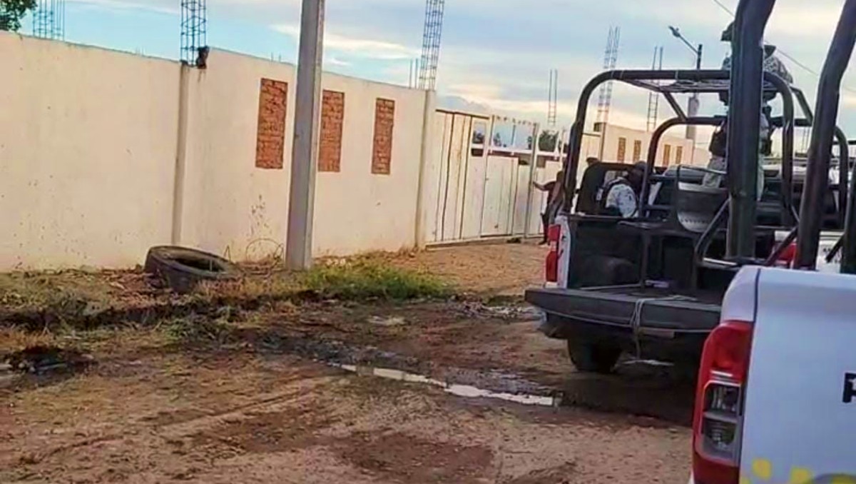 En el lugar peritos de la Fiscalía General del Estado, han asegurado más 100 casquillos percutidos de armas de alto poder.