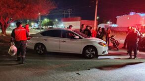 El vehículo que impactó al motociclista en la avenida Bromo