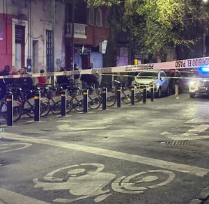 Sujetos dispararon contra dos personas en avenida San Cosme, dejando sus cuerpos sobre la banqueta.