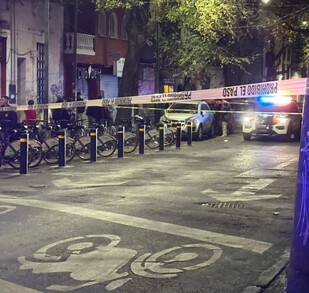 Sujetos dispararon contra dos personas en avenida San Cosme, dejando sus cuerpos sobre la banqueta.