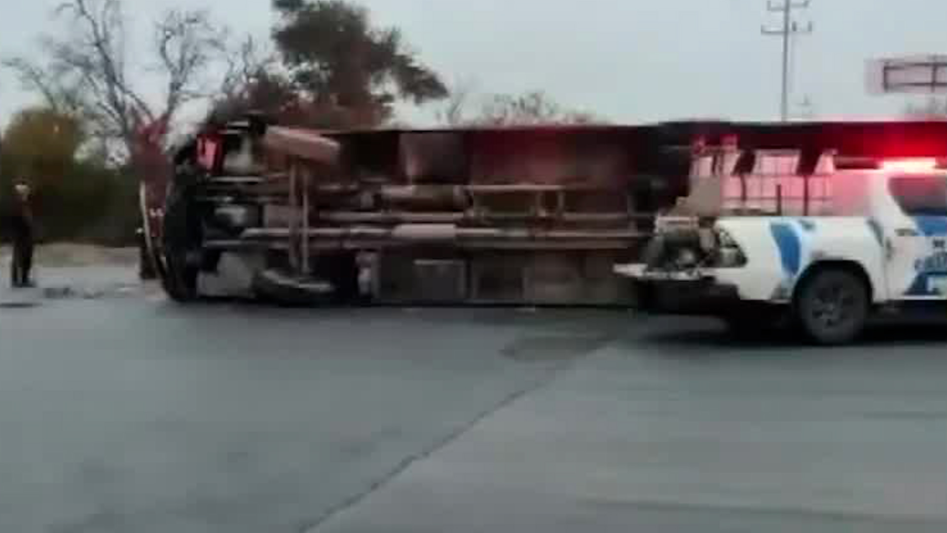 Servicios de emergencia arribaron al lugar para atender a las víctimas.