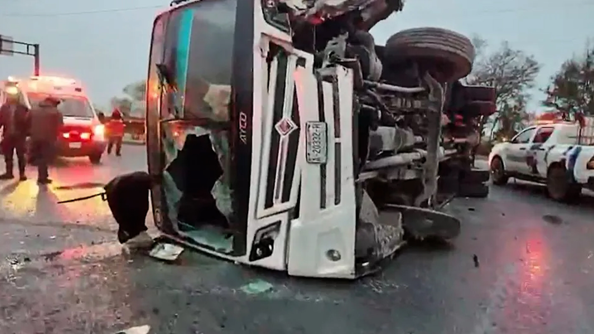 Servicios de emergencia arribaron al lugar para atender a las víctimas.