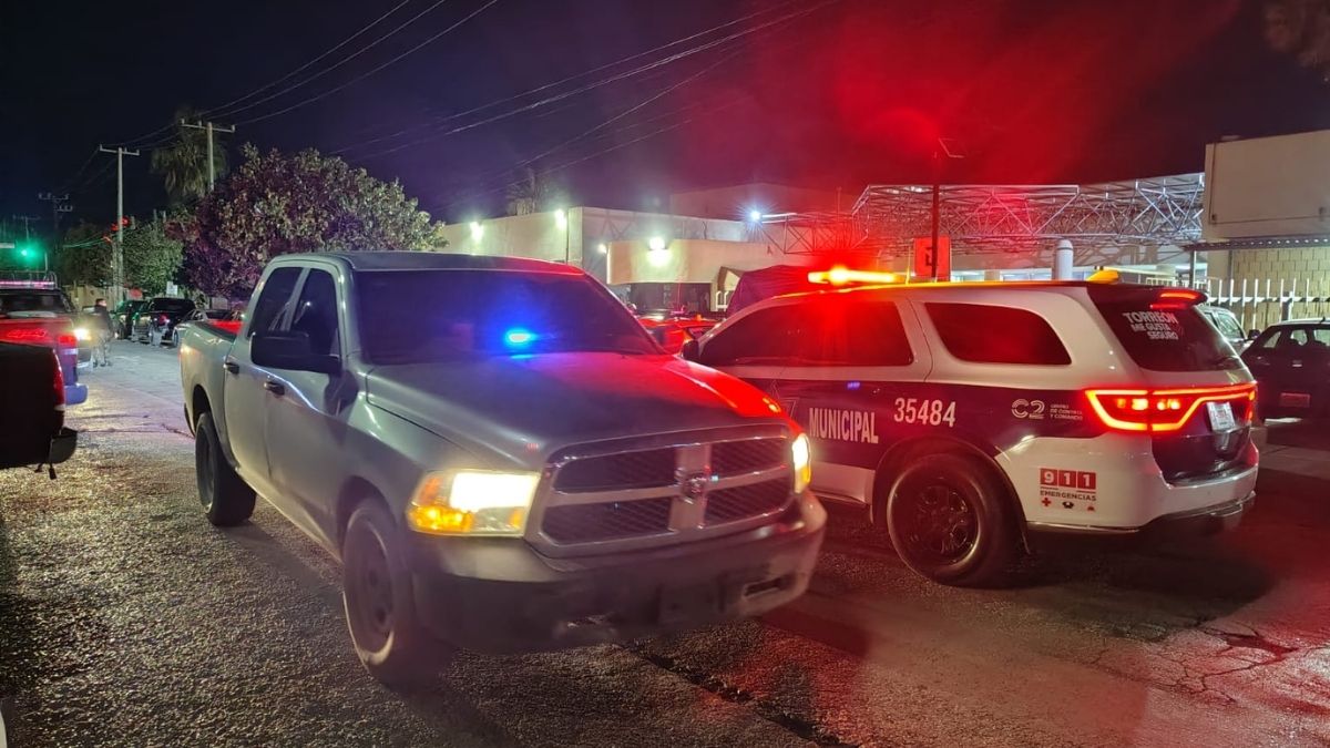 Patrullas a las afueras de la Clínica 16 del IMSS