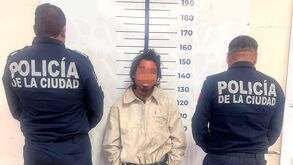 Autoridades informan que hay un detenido por el incendio a la puerta Norte de la Catedral de Puebla.