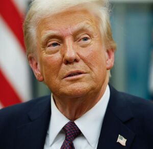 El presidente Donald Trump habla con reporteros a bordo del Air Force One vía a la Base Aérea Andrews en Maryland, el 11 de enero del 2026.