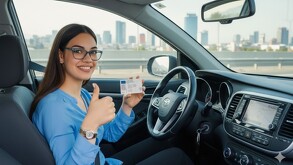 Joven con su licencia de conducir en Monterrey.
