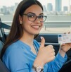Joven con su licencia de conducir en Monterrey.
