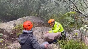Hombre siendo rescatado en el cerro del topo chico