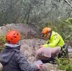 Hombre siendo rescatado en el cerro del topo chico