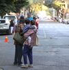 Personas salen de sus casas durante reporte de sismo en México