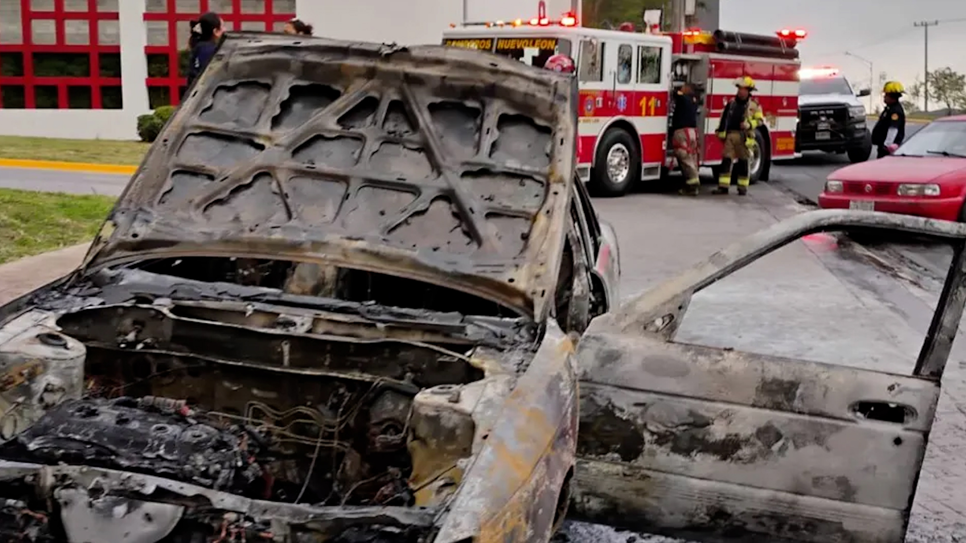Tras escucharse una explosión en el área del motor, un automóvil comenzó a incendiarse mientras circulaba por Fundadores, siendo consumido por completo.