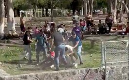 Grupo de personas peleando