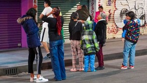 Personas desalojando sus viviendas tras Alerta Sísmica en México.