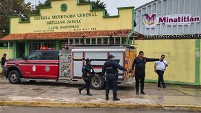 Policías resguardan secundaria de Minatitlán, Veracruz tras ataque de perros pitbull.