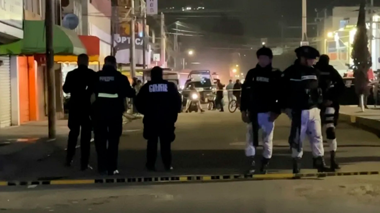 Un joven de aproximadamente 25 años fue asesinado a balazos al salir de una 'chelería' en la colonia Granjas Valle de Guadalupe, en Ecatepec, Estado de México.