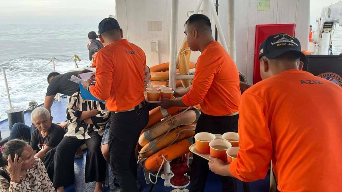 Personal de la Guardia Costera de Filipinas atiende a sobrevivientes del naufragio del transbordador M/V Trisha Kerstin 3