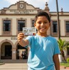 Niño con su tarjeta de la Beca Rita Cetina 2026.