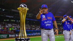 El mánager Benjamín Gil hace una señal de victoria con los dedos frente al trofeo de campeones de la LMP, tras el triunfo de los Charros de Jalisco.