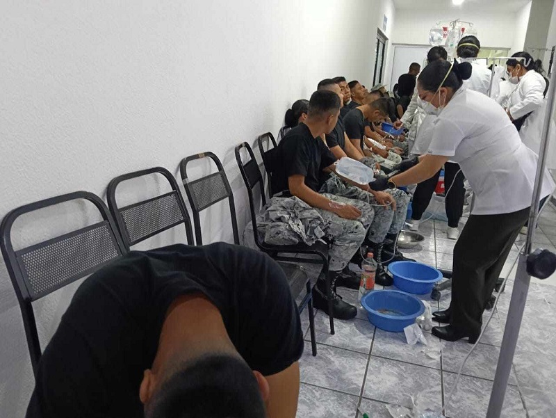 Personas con uniforme de la Guardia Nacional recibiendo atención médica en un hospital.