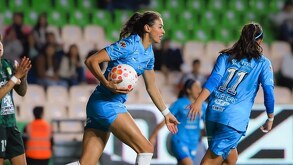Christina Burkenroad celebrando el gol del empate para Rayadas ante León femenil en la jornada 5 de la Liga MX.