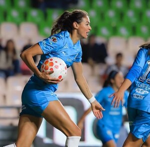 Christina Burkenroad celebrando el gol del empate para Rayadas ante León femenil en la jornada 5 de la Liga MX.