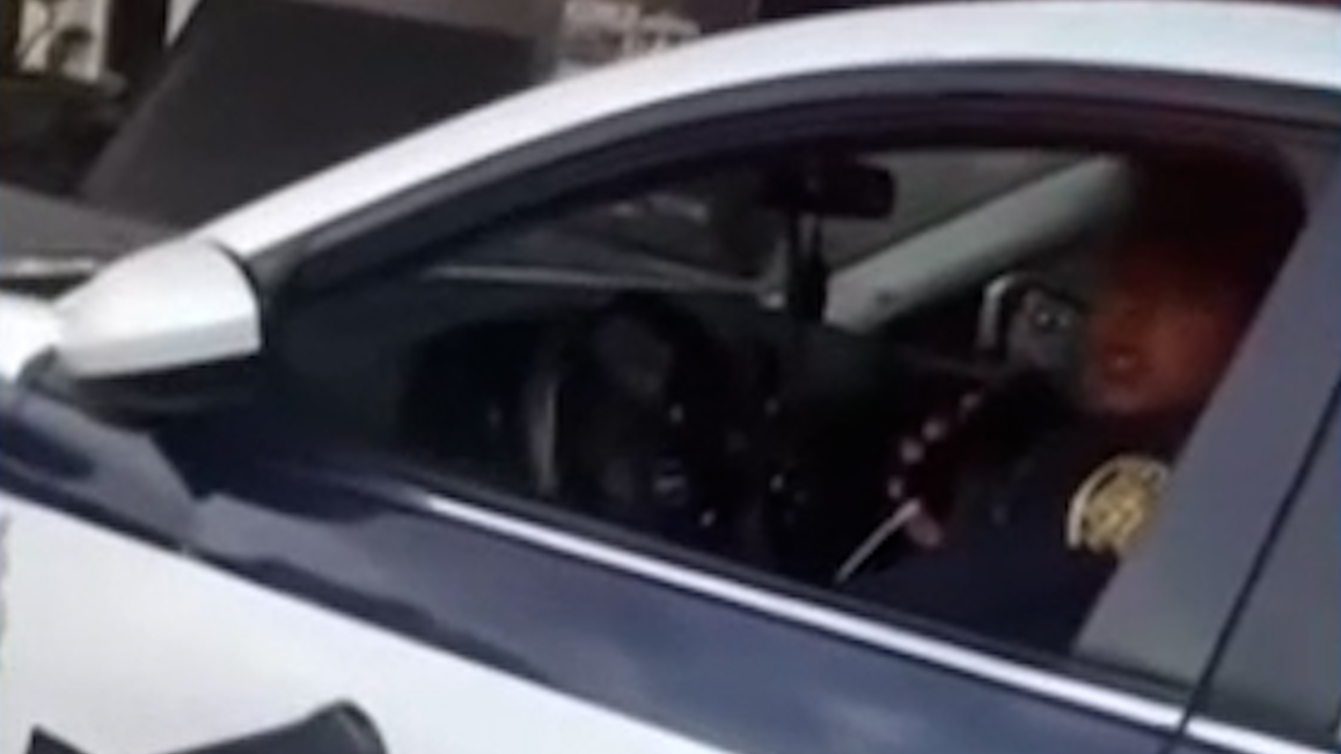 Un ciclista captó el momento en que una patrulla bloqueaba la ciclovía en Río Mixcoac. El oficial aseguraba que tenía instrucciones de quedarse ahí.