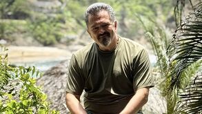 Carlos Hermosillo descansando con las piernas en agua durante el año 2025.