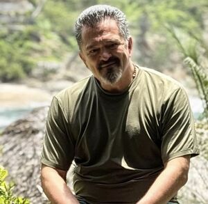 Carlos Hermosillo descansando con las piernas en agua durante el año 2025.