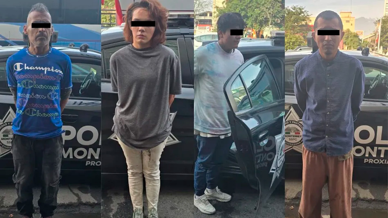 Cuatro personas fueron detenidas por la Policía de Monterrey tras presuntamente quemar basura en un inmueble abandonado.