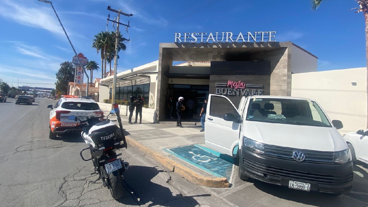 Imagen de la entrada del restaurante Mesón del Valle, con autoridades en el lugar, tras la muerte de un señor que se encontraba en el lugar.