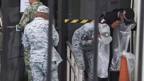 Elementos de la Guardia Nacional vomitando afuera de un hospital en Veracruz.