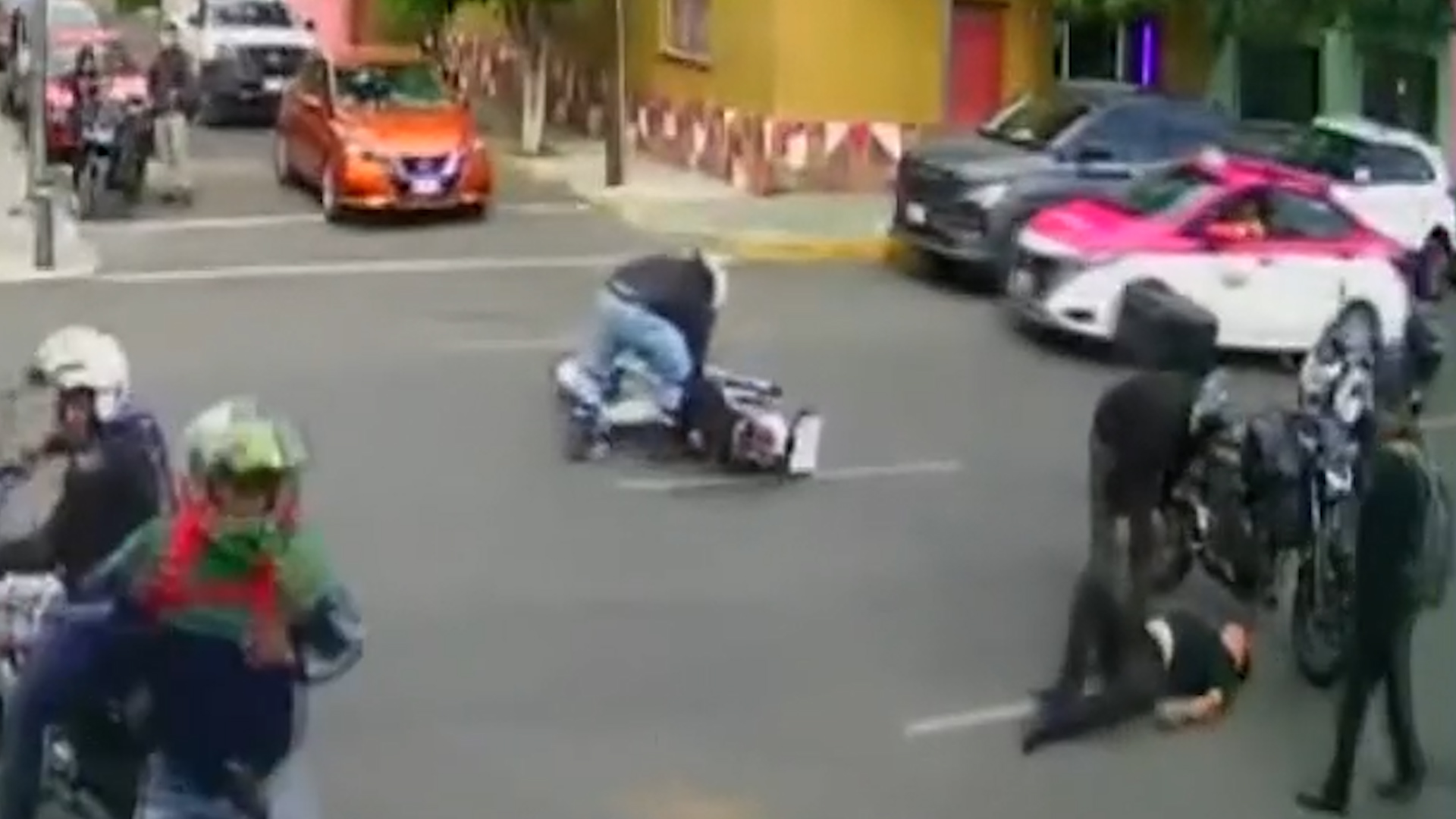 Vecinos de la colonia Reynosa Tamaulipas, en Azcapotzalco, denuncian que el cruce de Refinería y Campo Chopo es una zona de alto riesgo.