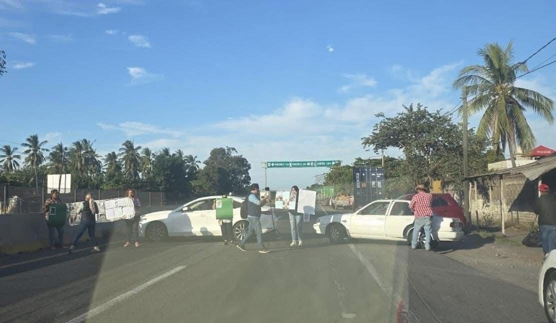 Familiares de traileros desaparecidos se manifiestan en Colima.