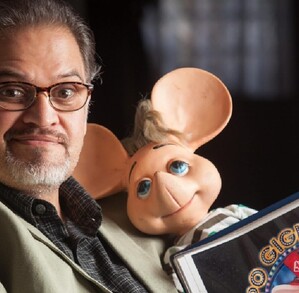 Foto de primer plano de Garbiel Garzón sosteniendo al incónico títere de Topo Gigio