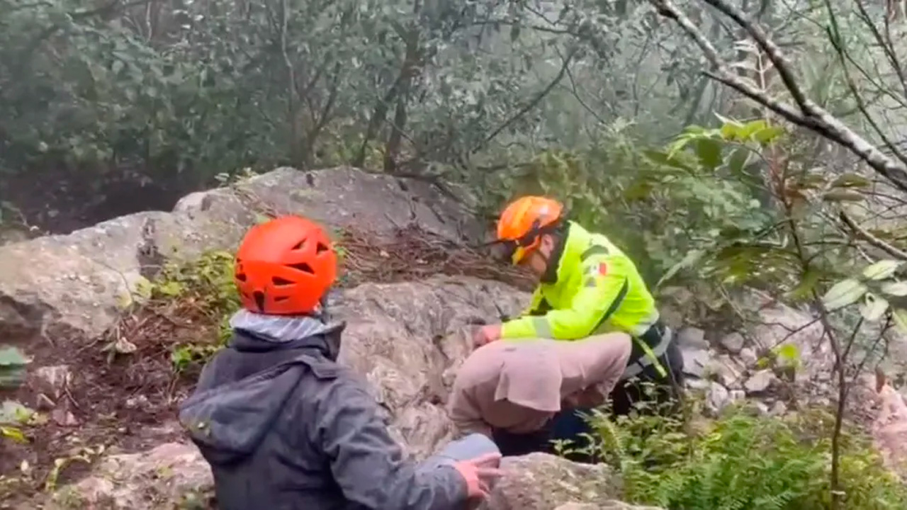 Un hombre fue rescatado por Protección Civil de Nuevo León tras extraviarse en el Cerro del Topo Chico, en Escobedo.