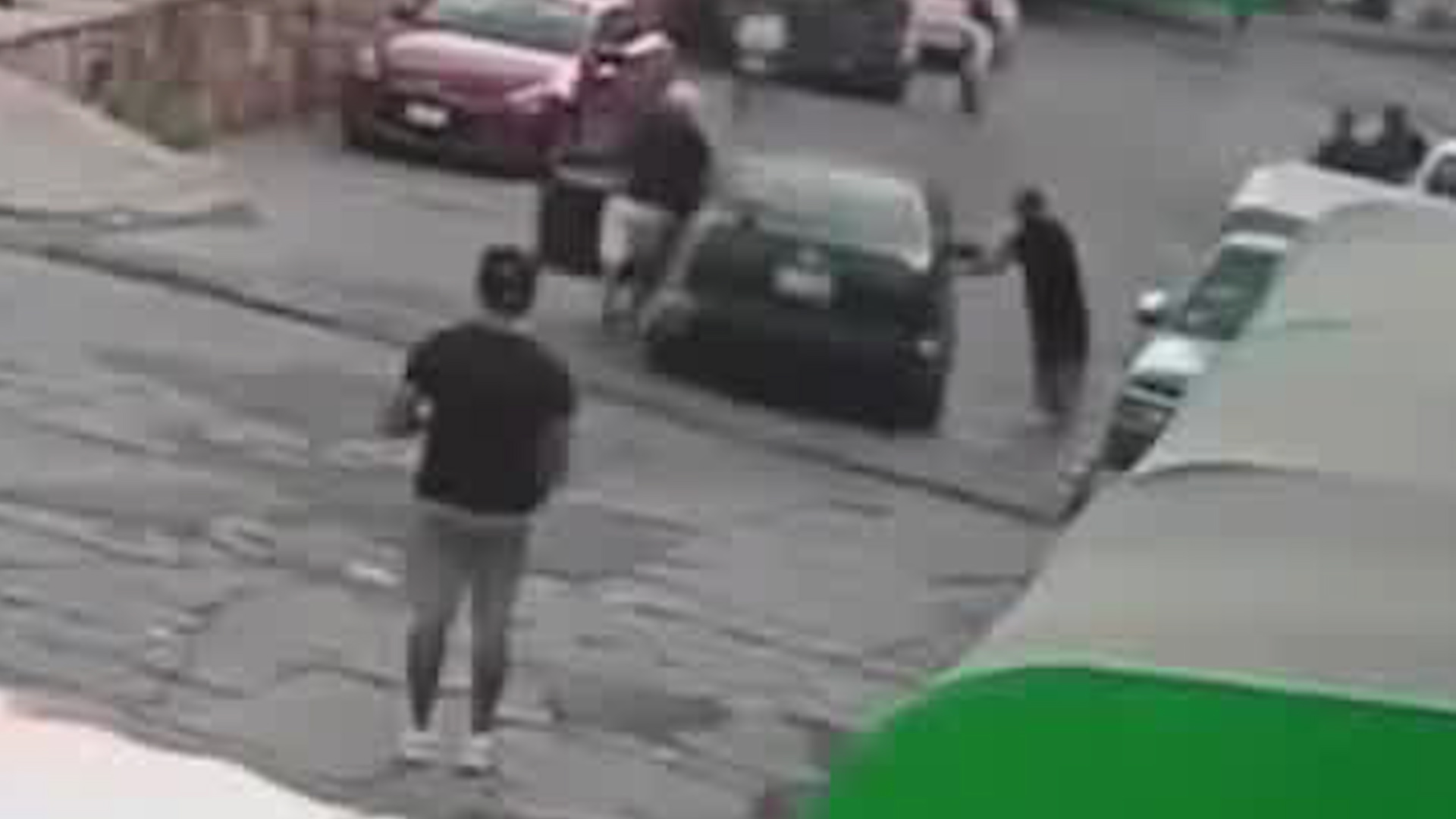 Un grupo de jóvenes vivió momentos de pánico cuando su auto, estacionado en una pendiente, se desenganchó y avanzó sin control.