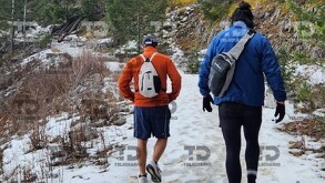 Se observan a personas con chamarras y gorros en la cabeza y se aprecia nieve en el paisaje.