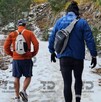 Se observan a personas con chamarras y gorros en la cabeza y se aprecia nieve en el paisaje.