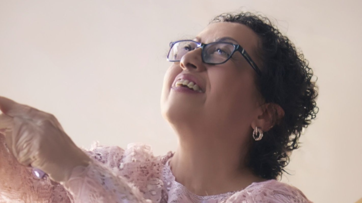 Imagen de una mujer de vestido rosa y lentes de nombre Martha Pérez, asesinada en Veracruz.