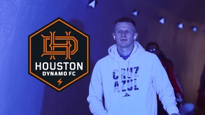 Mateusz Bogusz saliendo del autobús de Cruz Azul antes de un partido.