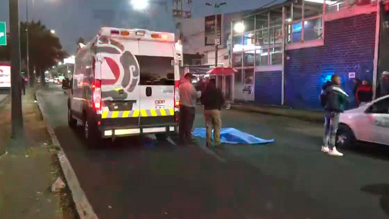 Un hombre de aproximadamente 60 años murió tras ser atropellado por un microbús de la Ruta 104 en la calzada Ignacio Zaragoza.